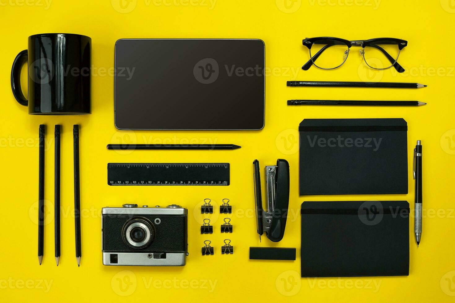 svart objekt från de kontor på en gul bakgrund. arbete och kreativitet. topp se. foto