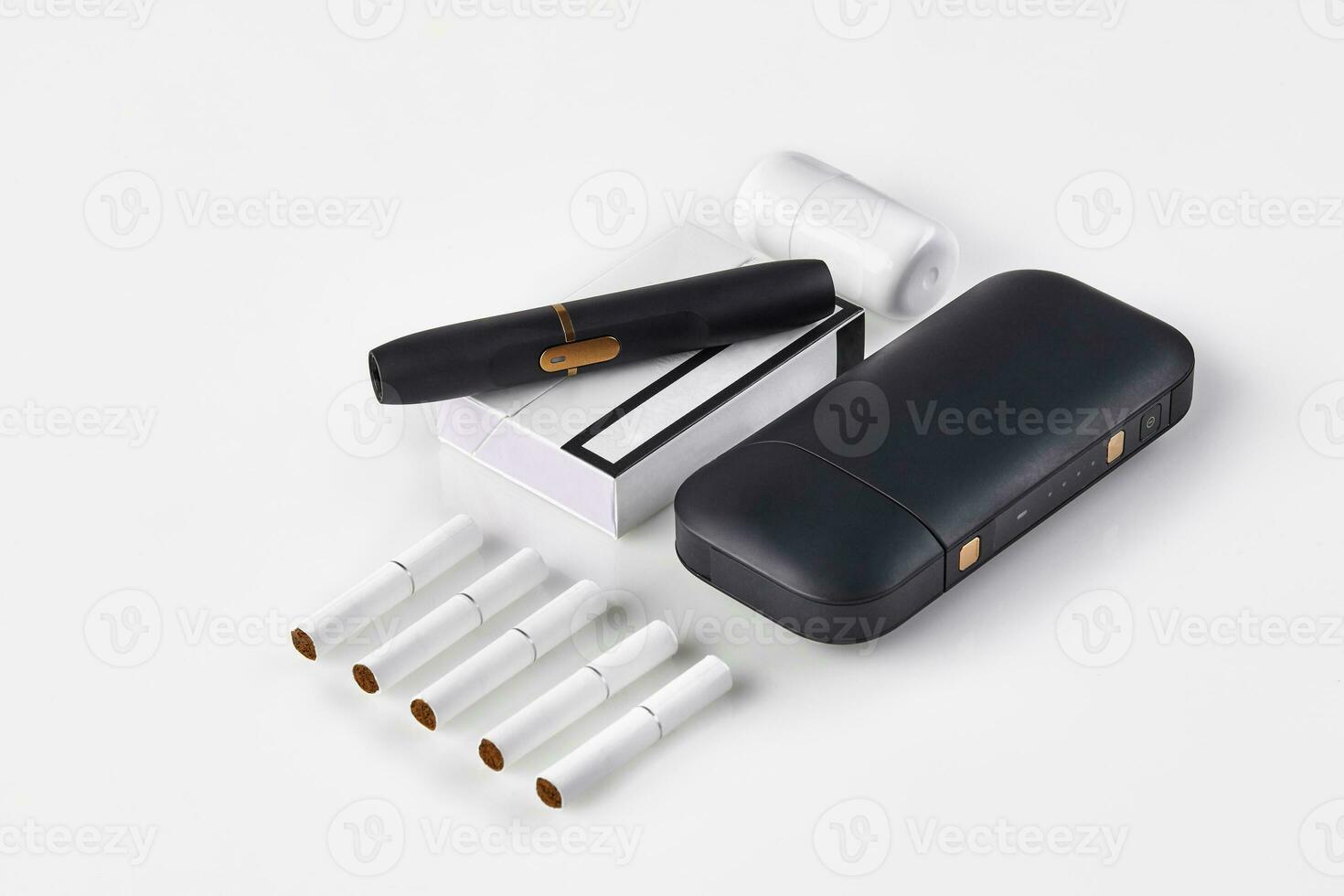 ny generation svart elektronisk cigarett och batteri, rengöringsmedel, ett packa och fem värmestickor isolerat på vit. uppvärmning tobak systemet. stänga upp foto