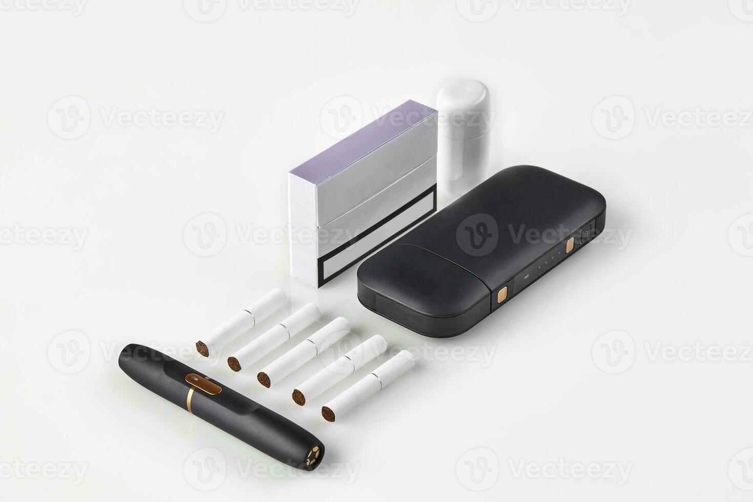 ny generation svart elektronisk cigarett batteri, rengöringsmedel, packa med lila sida, fem värmestickor isolerat på vit. uppvärmning tobak systemet. stänga upp foto