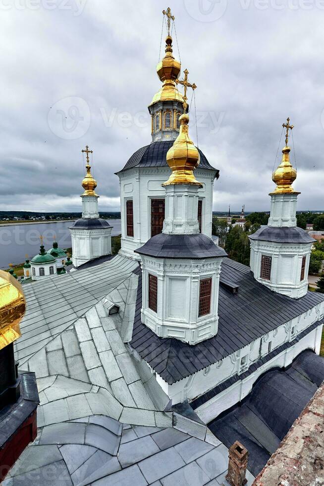 östra ortodox går över på guld kupoler, kupoler, mot blå himmel med moln foto