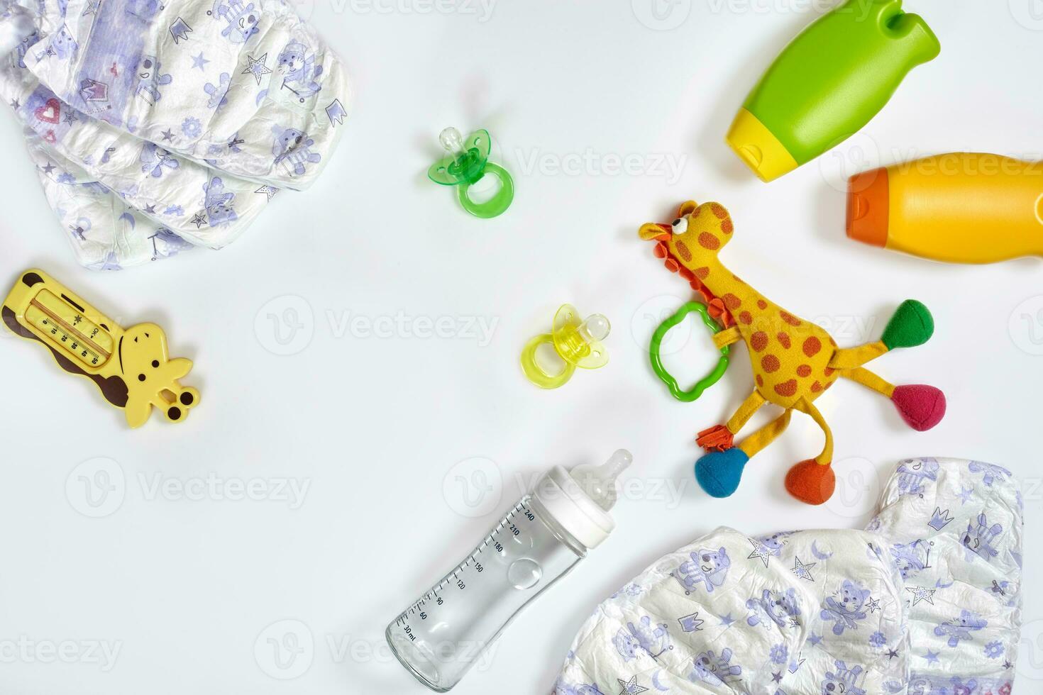 uppsättning av Tillbehör för bebis. napp, flaska, blöja, grädde på vit bakgrund. foto