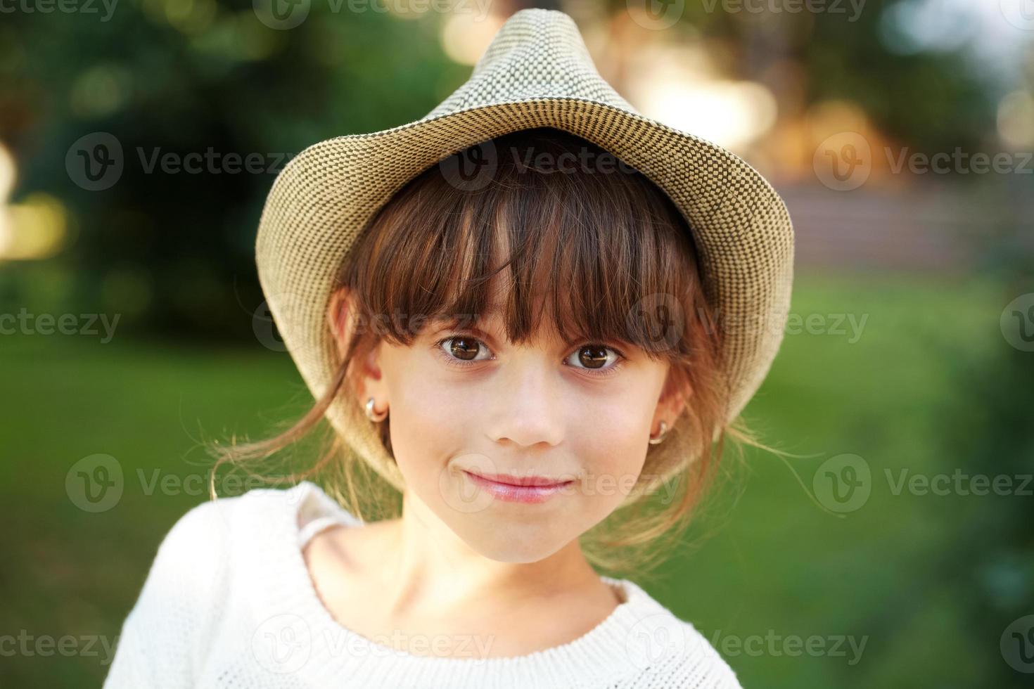 glad liten flicka i en hatt foto