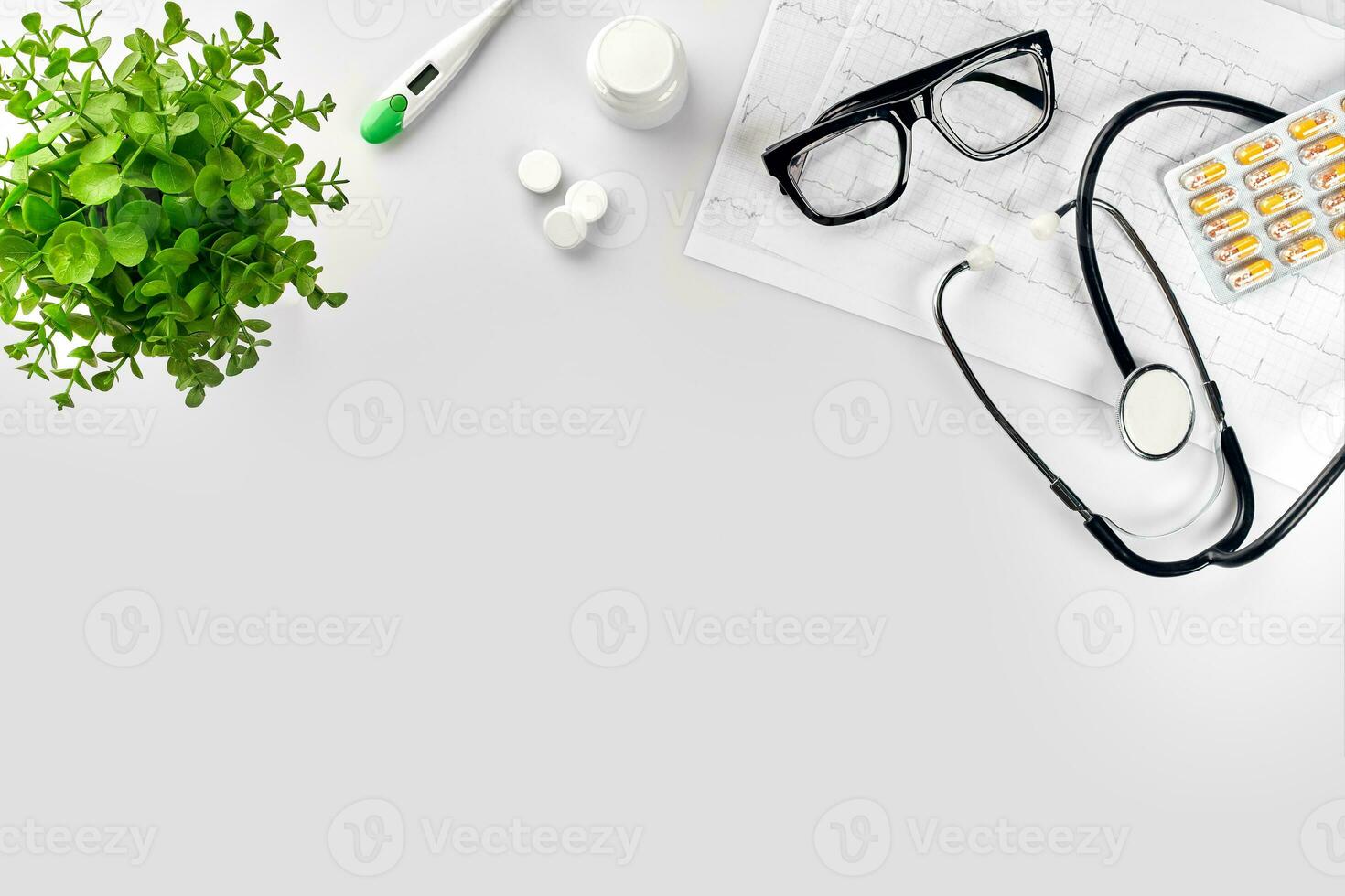 läkares kontor skrivbord med medicinsk dokument, diagram, glasögon och stetoskop. topp se. kopia Plats foto