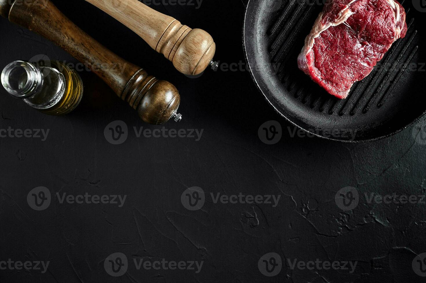 färsk rå kött. nötkött fläskkarré och marmorerad nötkött biffar på grill panorera och fräsning styrelse med krydda, svart bakgrund topp se. foto