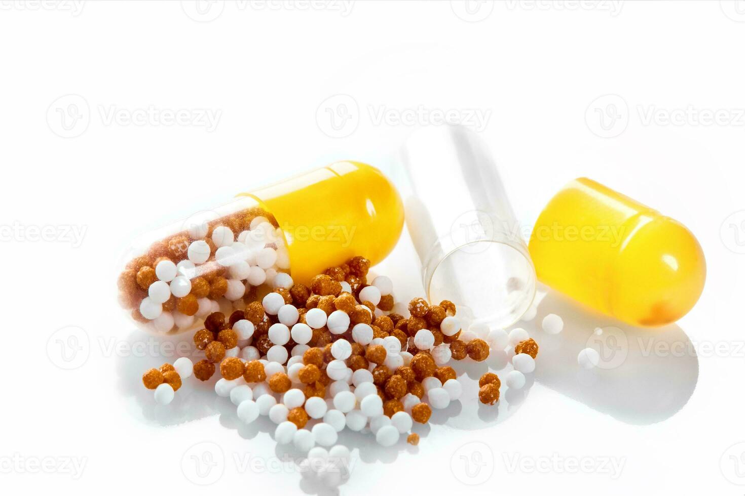 makro gul medicinsk piller läsplatta med pellets, mikrogranuler isolerat på vit foto