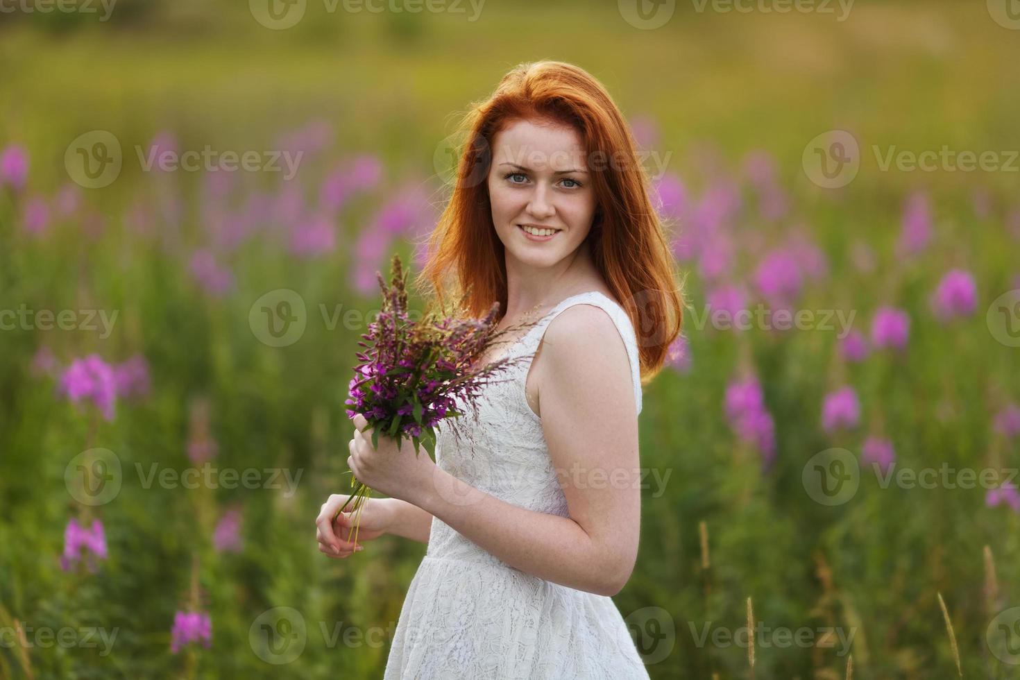 glad tjej med en bukett blommor foto