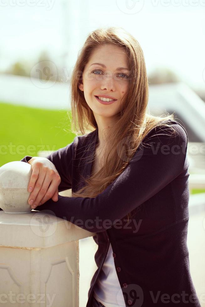 vacker kvinna i en mörk tröja foto