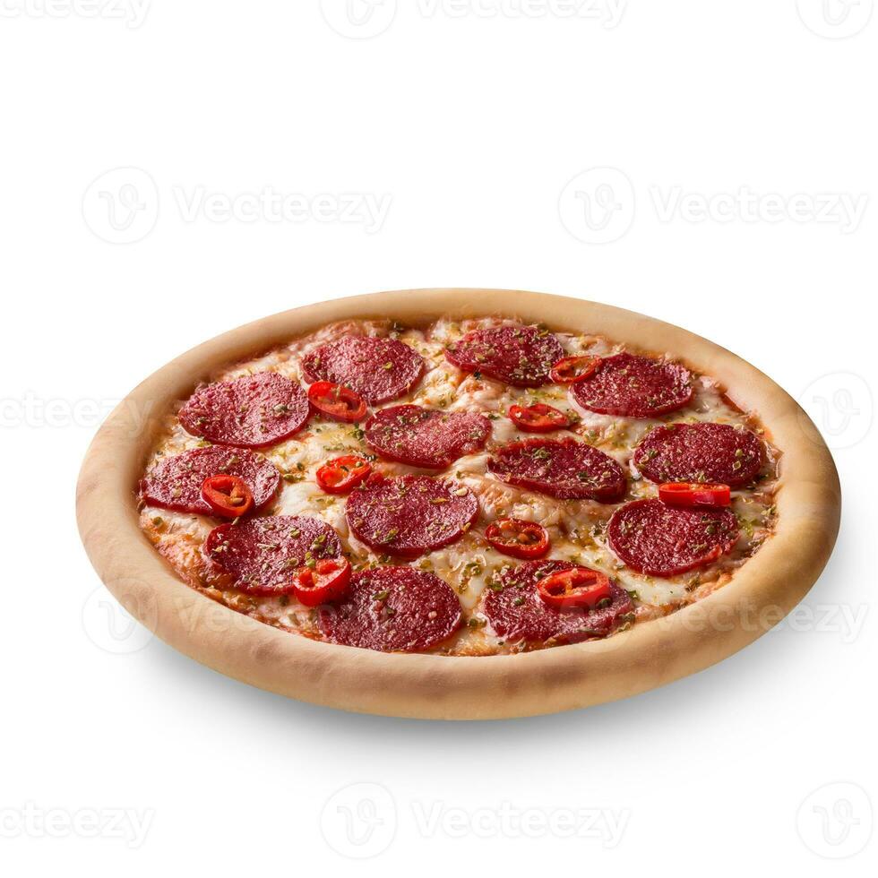 tunt skivad pepperoni är en populär pizza garnering i amerikansk stil pizzerior foto
