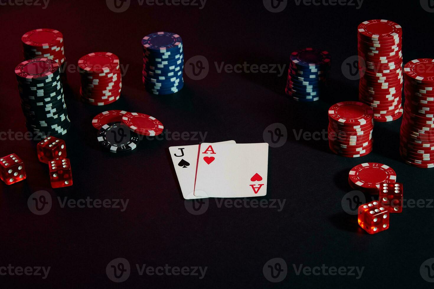 kasino pommes frites och kort på svart tabell yta. spelande, förmögenhet, spel och underhållning begrepp - stänga upp foto