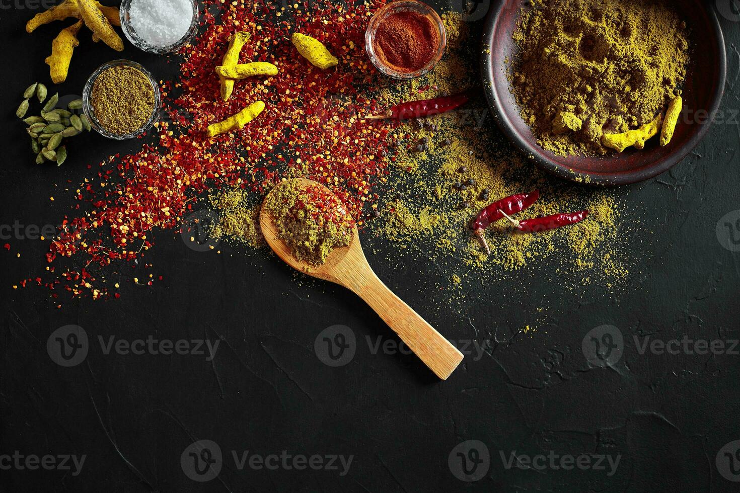 exotiskt krydda blanda - krydda, örter, pulver topp se över mörk bakgrund. matlagning och kryddad mat begrepp. kopia Plats foto