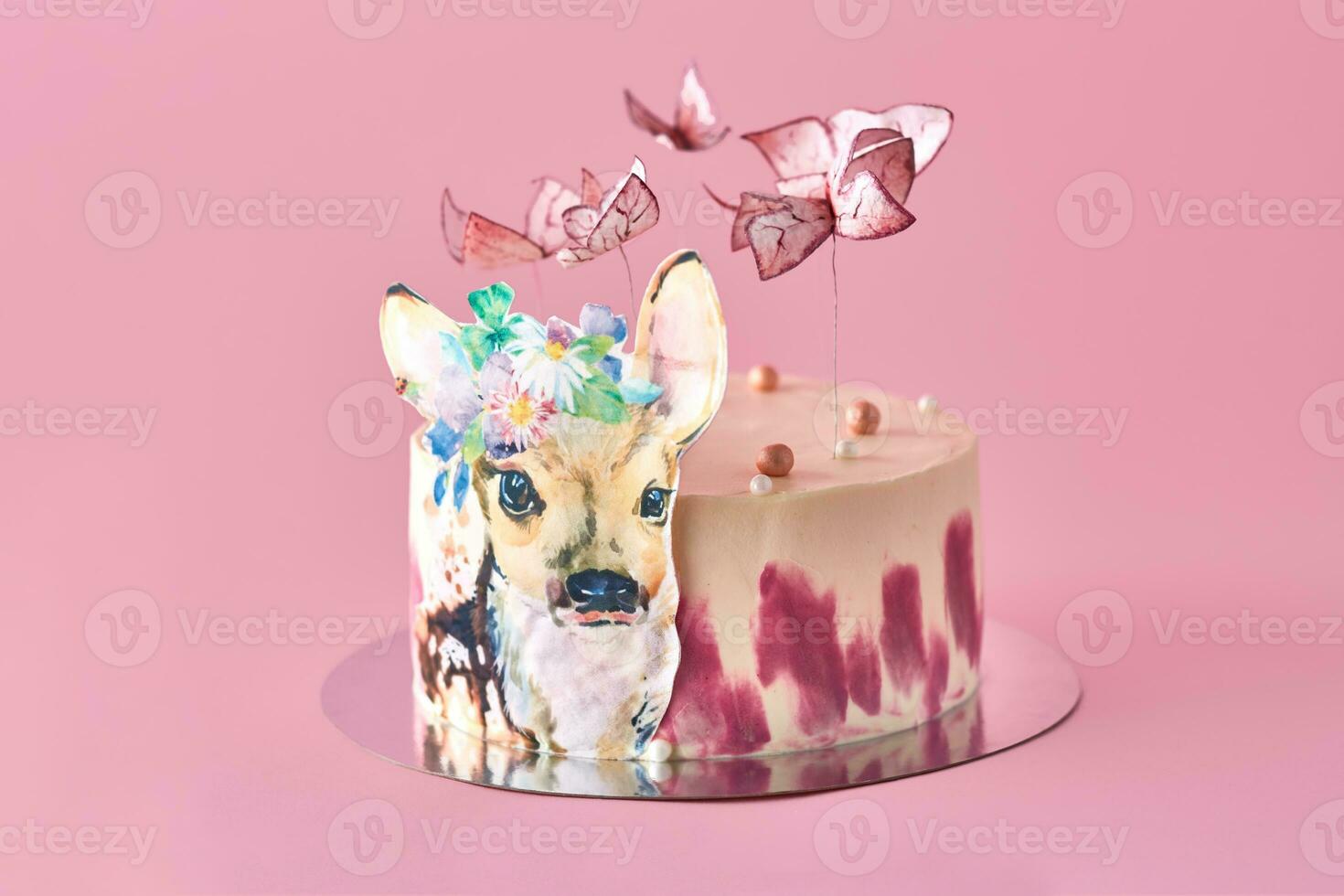 pastell färger gott kaka med fjärilar och liten rådjur. rosa bakgrund. selektiv fokus. foto