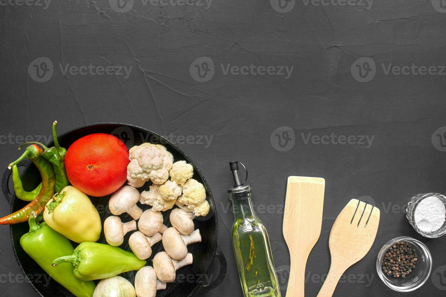topp se av en färsk grönsaker för friska näring. svart bakgrund med copyspace. foto