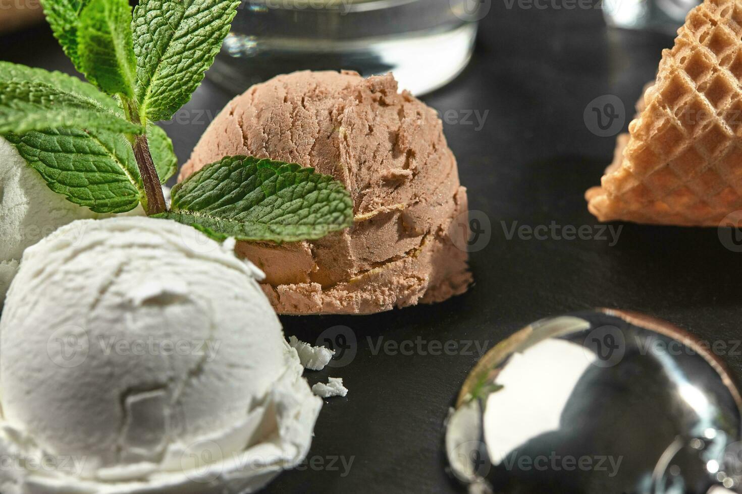 gourmet krämig och choklad is grädde eras på en sten skiffer över en svart bakgrund. foto