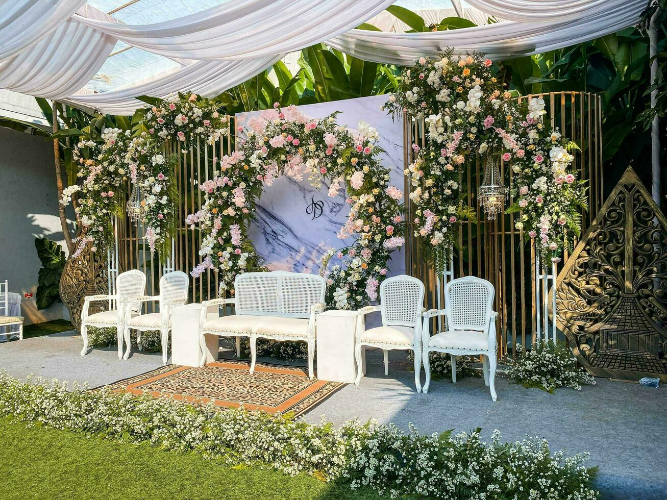 bröllop skede för ett elegant bröllop händelse fylld med blommor i en trädgård med en naturlig och utomhus- känna foto