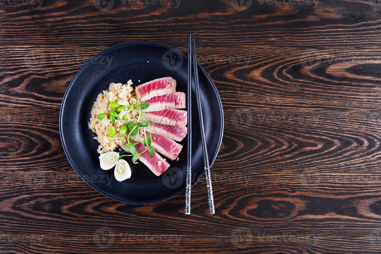 skivad tonfisk med quinoa och ägg foto