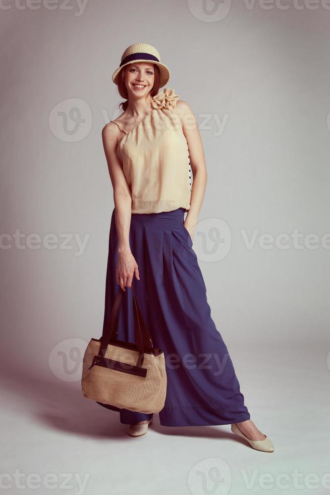 elegant kvinna klädd i retrostil foto
