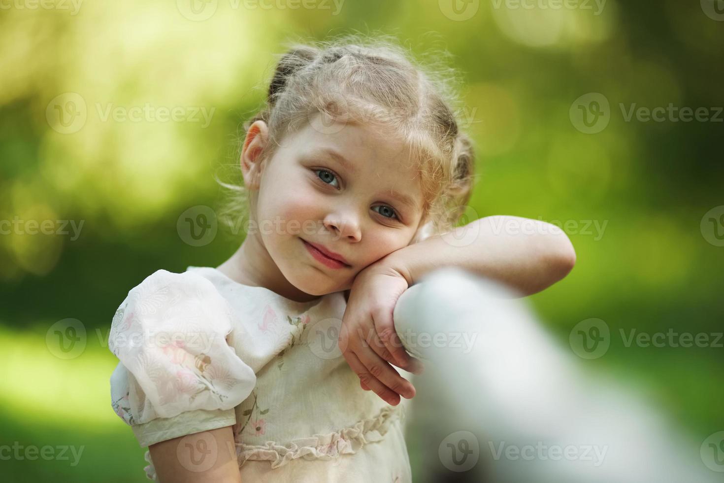 liten sorglig tjej som tänker på något foto
