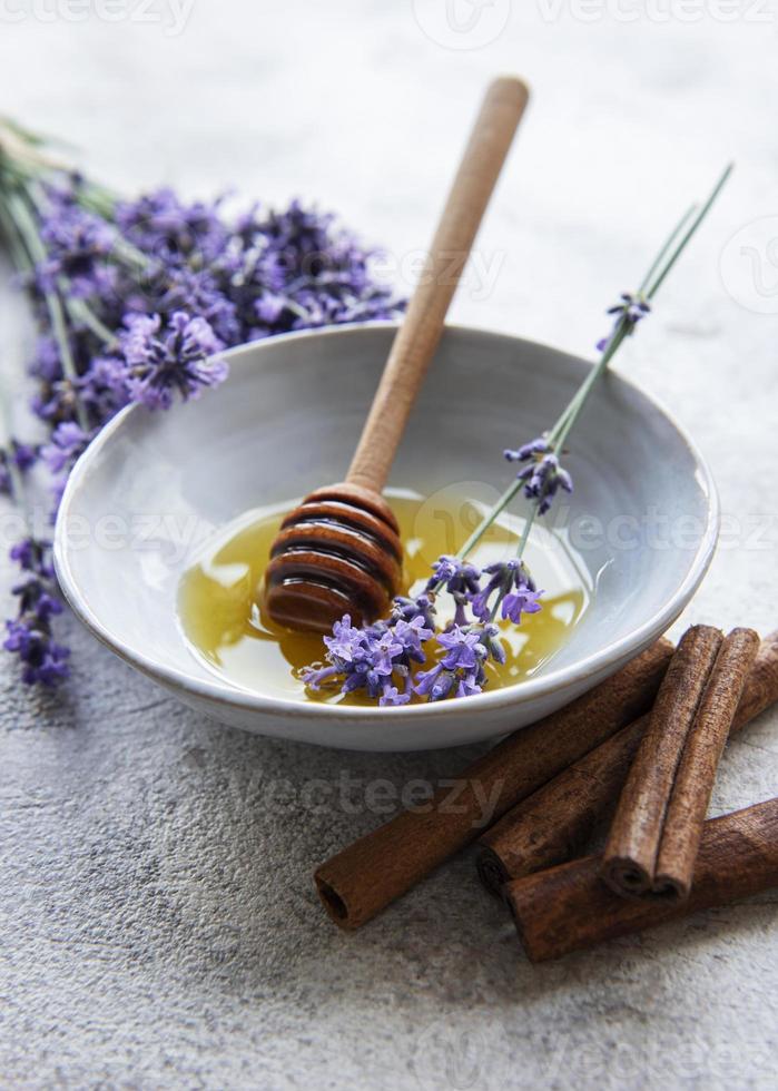 skål med honung och färska lavendelblommor foto