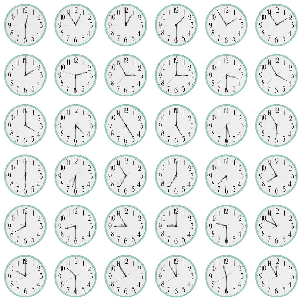 många klockor visar olika tid på urtavlorna foto