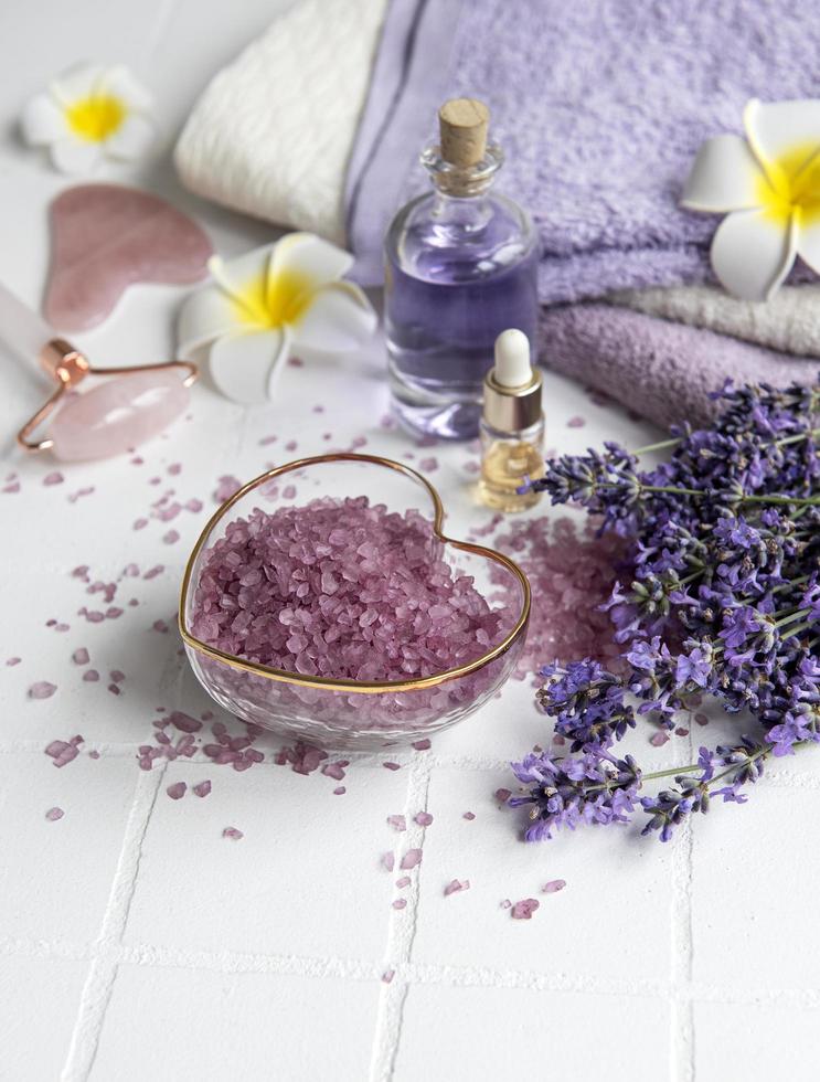 naturlig örtkosmetik med lavendelblommor foto