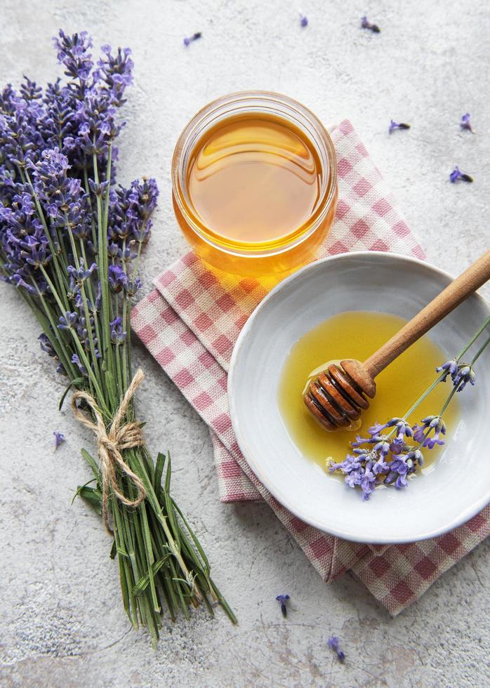 burk med honung och färska lavendelblommor foto