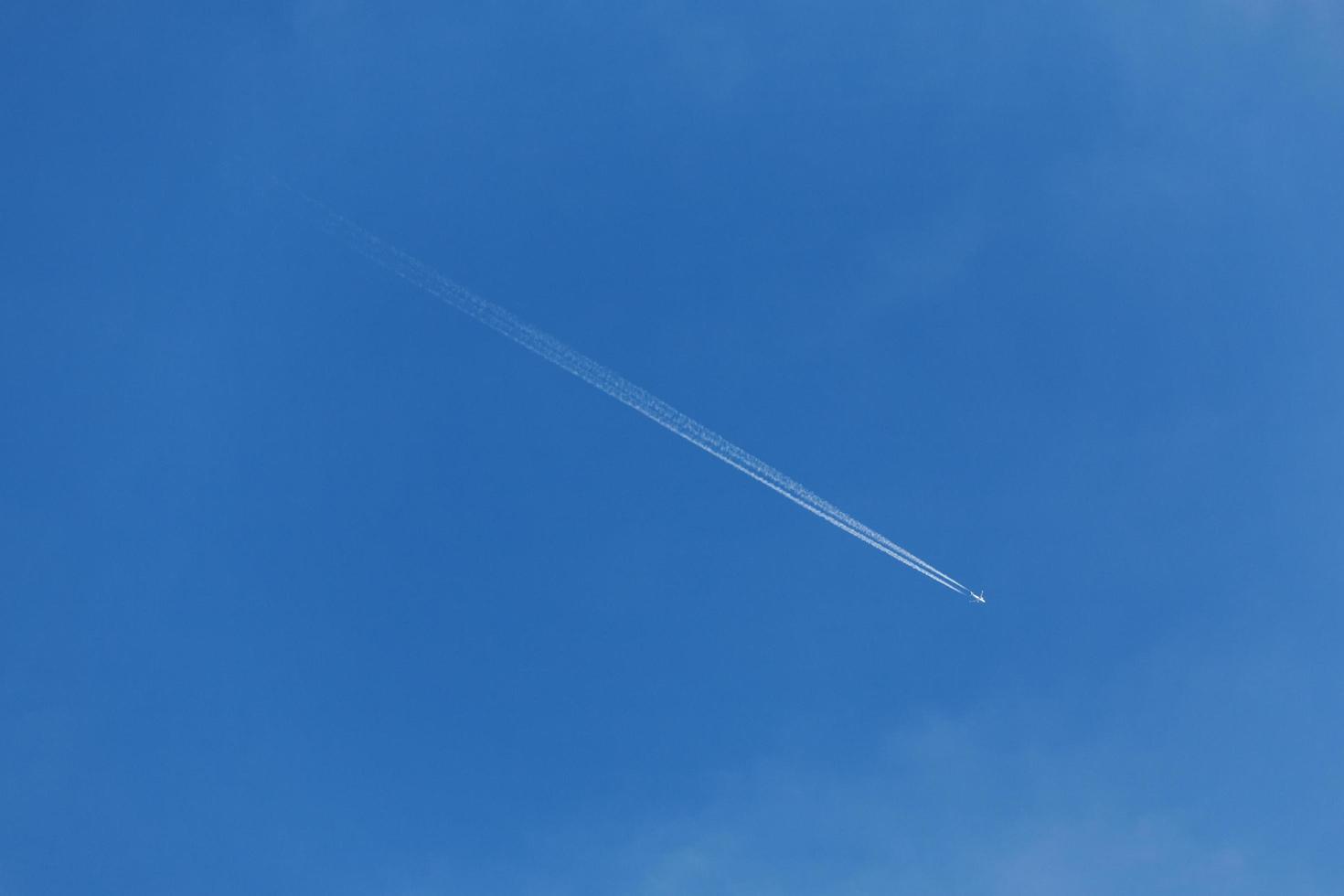 jetflygplan i en klarblå himmel foto