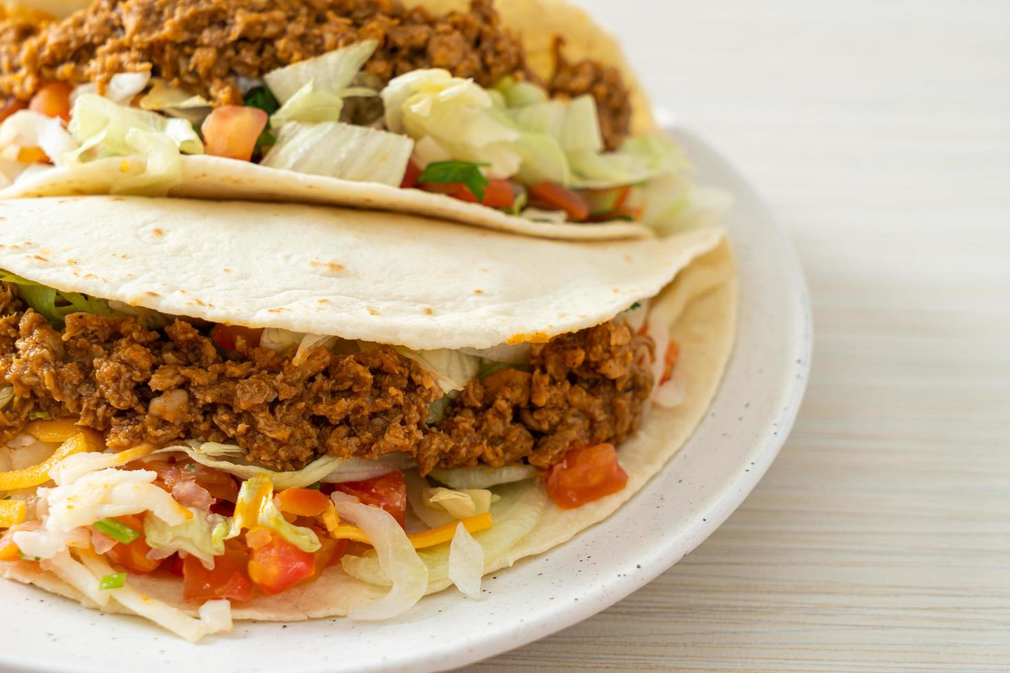 mexikanska tacos med malet kyckling foto