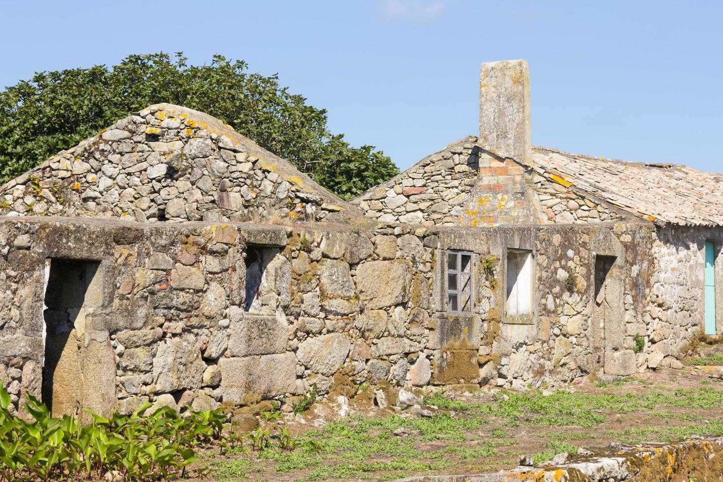 gamla byggnader på Salvora Island i Arosa Ria foto