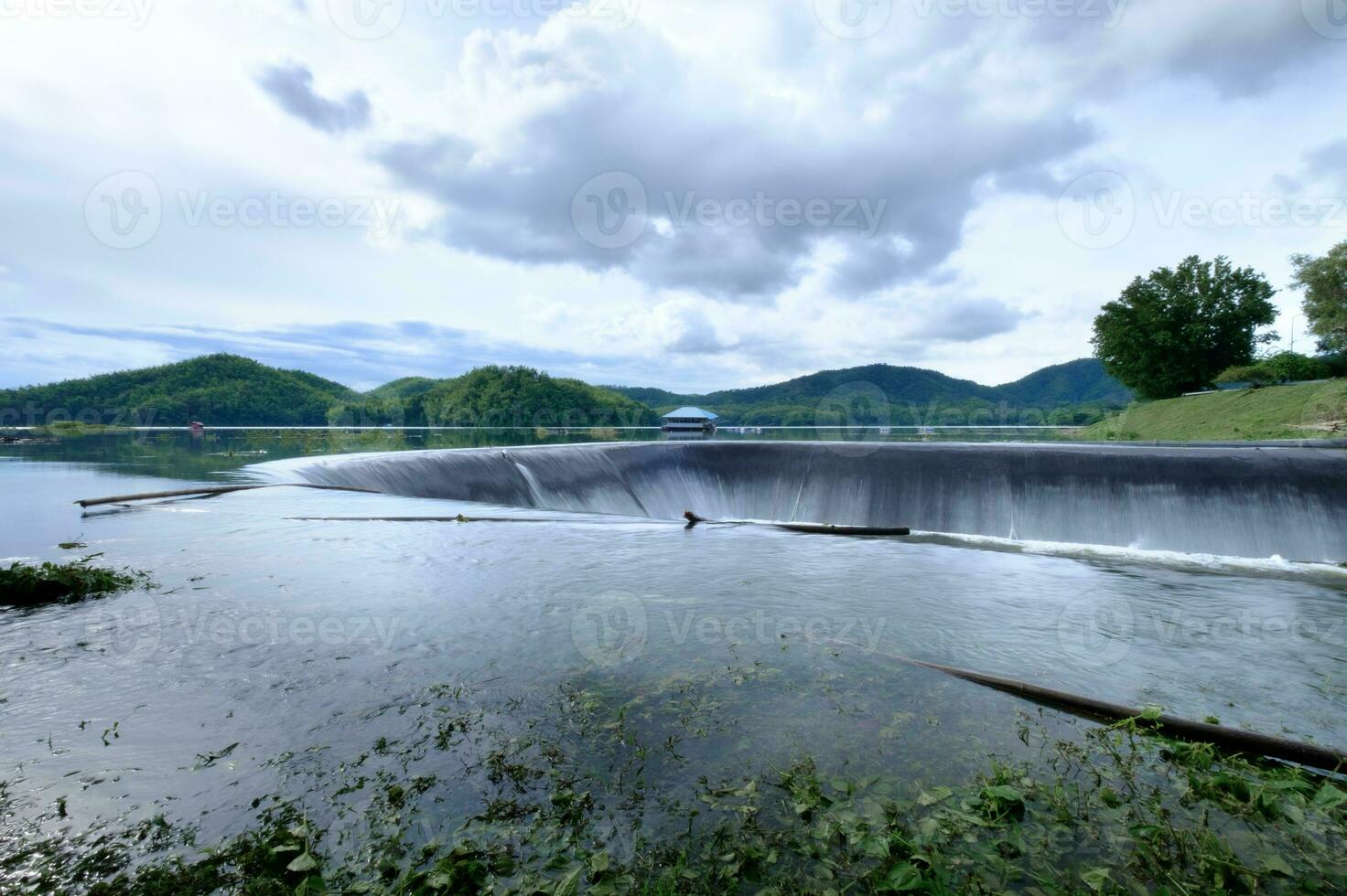 spillway konstruerat i dammen, ang kep nam man ton bon foto