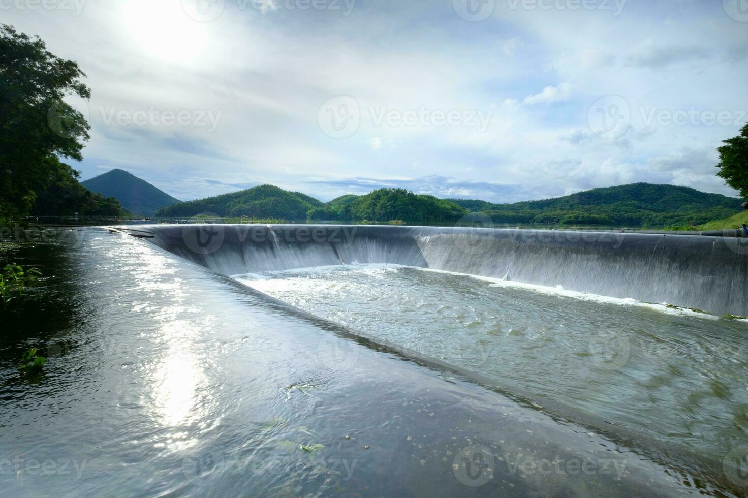 spillway konstruerat i dammen, ang kep nam man ton bon foto