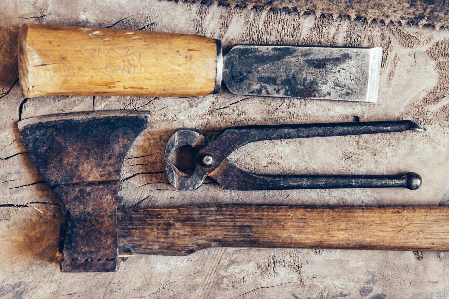 gamla konstruktionsverktyg på en träbänk platt platt bakgrund foto