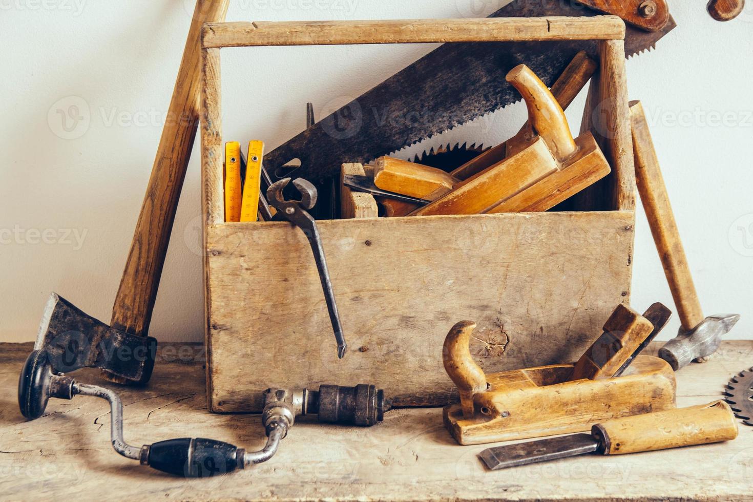 gammal verktygslåda i trä full av verktyg. gamla snickeriverktyg. fortfarande liv foto