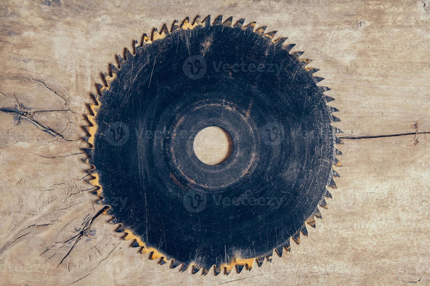 rund blad cirkelsåg på träbordets bakgrund foto
