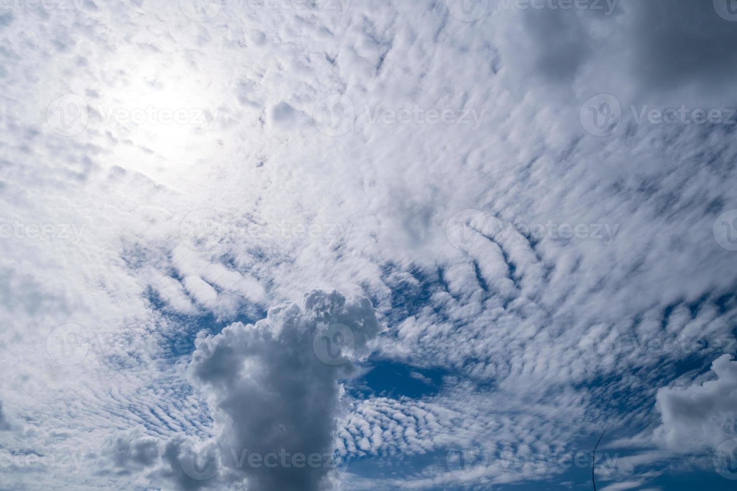 kopiera utrymme minimalt begrepp sommarblå himmel. foto