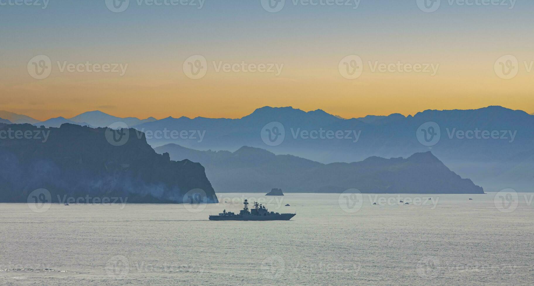 militär fartyg på de bakgrund av bergen foto