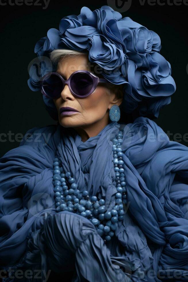 decennier av couture påminde åldring modell mitt i dunkel reste sig och kobolt blå nyanser foto