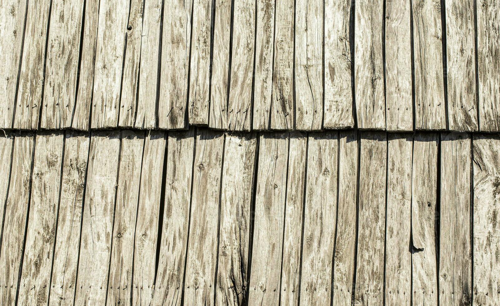 yta av ett gammal grå trä- tak foto