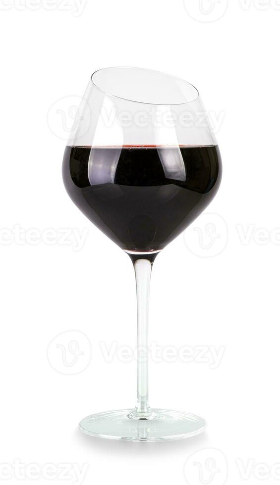 röd vin i en glas isolerat på vit bakgrund med klippning väg foto