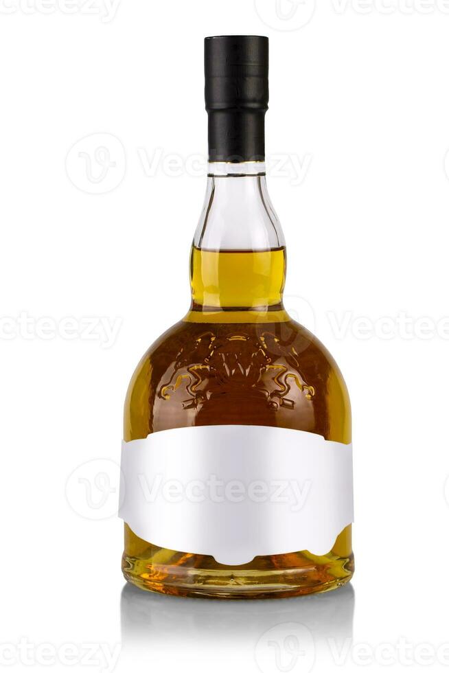 platt flaskor av whisky med lable isolerat på vit bakgrund med klippning väg foto