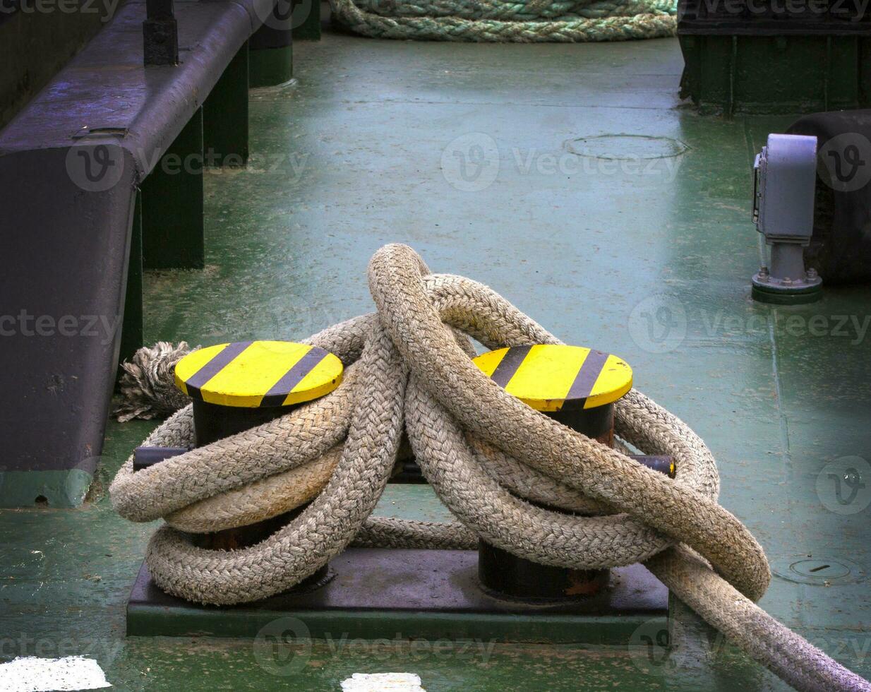dockad båt bunden med nautisk rep och Knut foto
