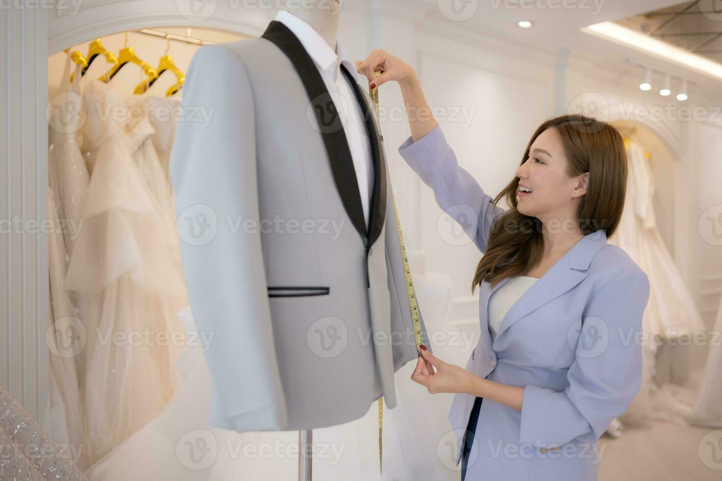 asiatisk mode designers göra Säker de brudgummens utrusta är absolut exakt och redo för de brud och brudgum till Prova på. foto