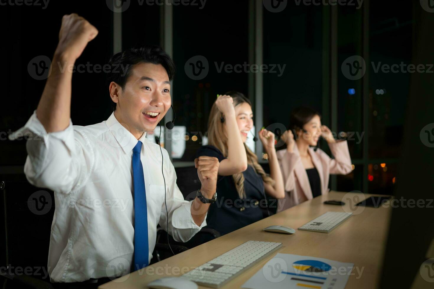 framgångsrik asiatisk företag människor fira Framgång i kontor på natt, internationell finansiell investering företag begrepp foto