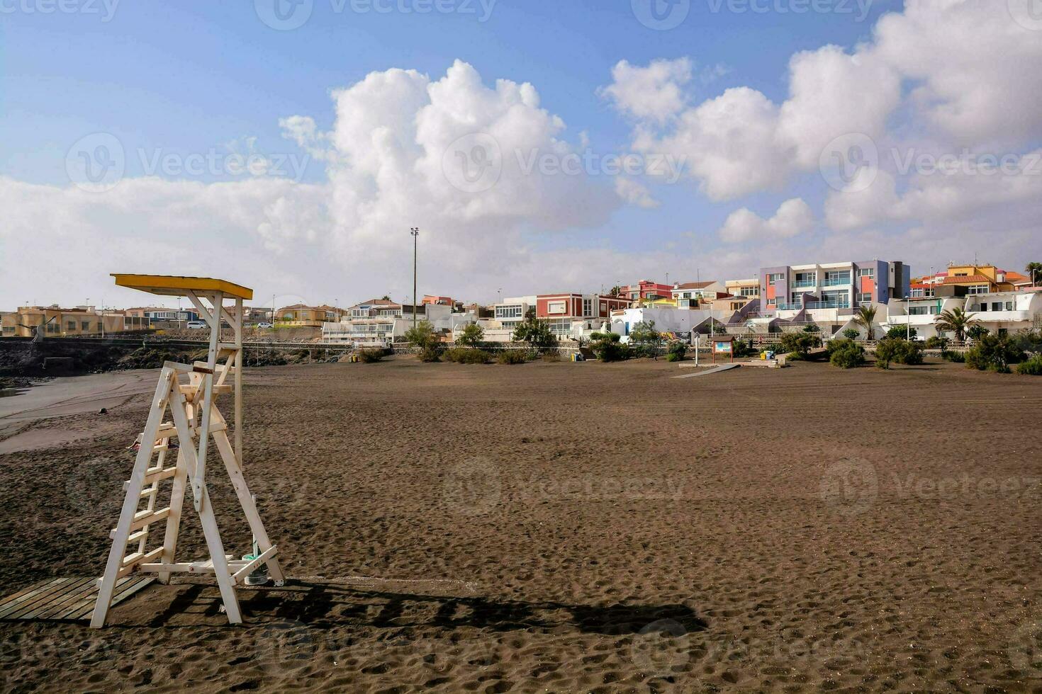 en livräddare torn på de strand i främre av en stad foto