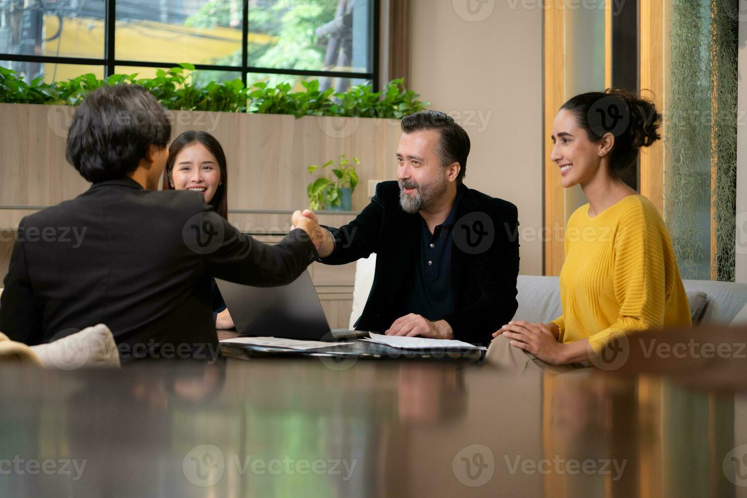 affärsman och affärskvinna diskuterar en projekt i de möte rum av sam-arbetande Plats foto