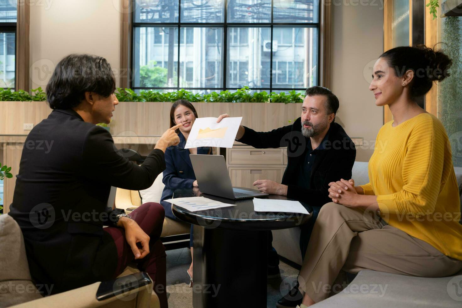 affärsman och affärskvinna diskuterar en projekt i de möte rum av sam-arbetande Plats foto