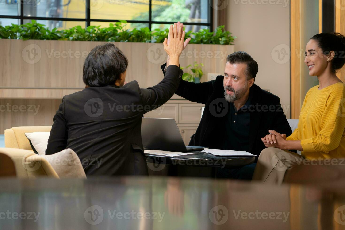 affärsman och affärskvinna diskuterar en projekt i de möte rum av sam-arbetande Plats foto