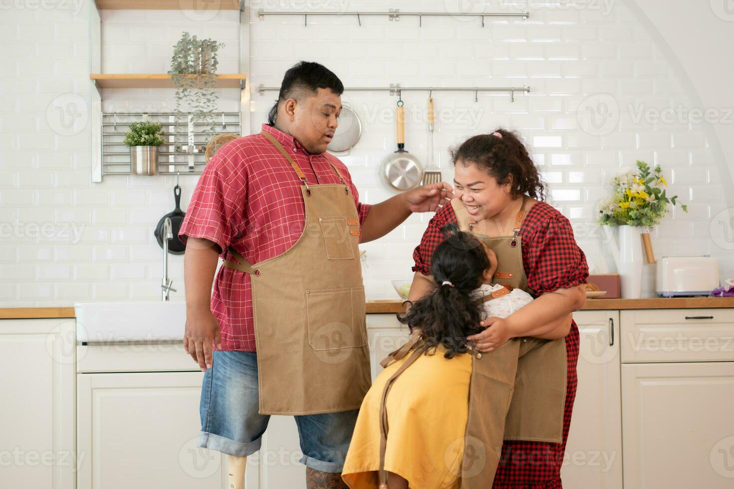 en extra stor storlek familj med en far bär en protes- ben, äta tillsammans efter matlagning och dotter drycker mjölk för hälsa i de dining rum av de hus foto