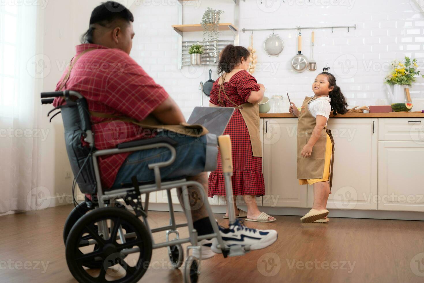 en extra stor storlek familj med en far bär en protes- ben, de lyckligt göra frukost tillsammans i de i de kök rum av de hus foto