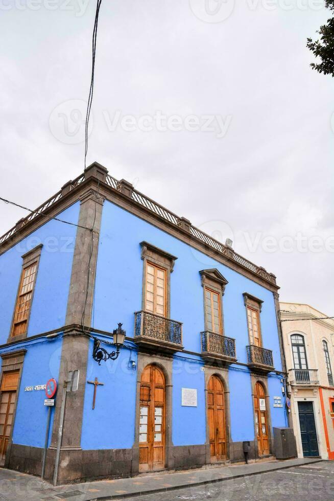 en blå byggnad med trä- dörrar och fönster foto
