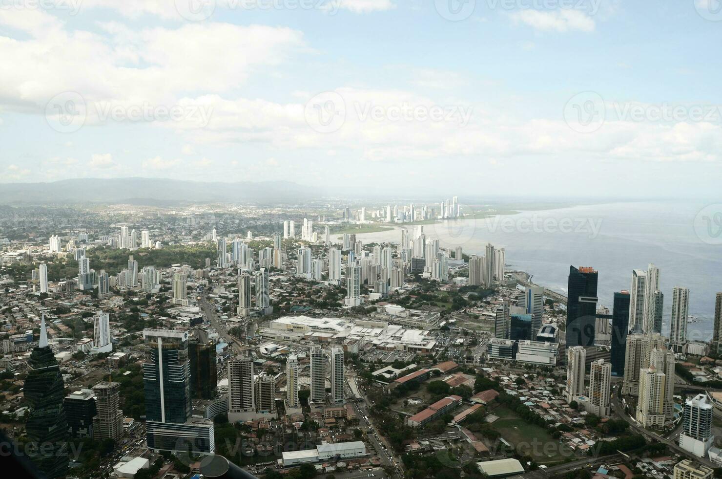 erial se av panama stad horisont visa upp modern arkitektur och naturskön skönhet foto